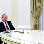 Marta Kos nas ima za norce: »Kritiki, povejte, na kakšen način naj pripravimo Putina, da se bo usedel za pogajalsko mizo!«