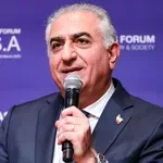 Bruseljski časnik razkril načrt »iranskega princa« Reze Pahlavija za vrnitev na oblast