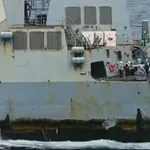 Stanje imperija: Ameriški rušilec tri dni brez pogona sredi morja, potem mimo prisopiha še en, povsem zarjavel...