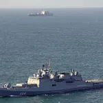 Incident v Rokavskem prelivu: Ruska ladja izstrelila opozorilne strele zaradi bližajoče se britanske jahte