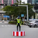 V južnem kitajskem mestu Šenžen je službo sredi križišča nastopil nov, robotski prometni policist!