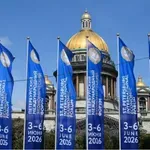 V napadih z droni na Sankt Peterburg pred »ruskim Davosom« je bilo ranjenih več ljudi