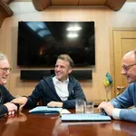 Merz, Macron in Starmer so se pogovarjali z Zelenskim: Naznanili so, kaj naj bi bilo izhodišče za pogajanja