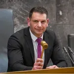 Osupljiva zmaga Zorana Stevanovića: Izdaja volivcev ali serija briljantnih političnih potez, ki jih je sprožila - Svoboda?!