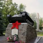 Zaharova o kraji tanka-spomenika z množičnega grobišča: Barbarstvo je »evropska vrednota«