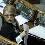 Dolarji na mizi, policija vdrla v pisarno: Julija Timošenko obtožena podkupovanja (VIDEO)