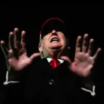 Trump zagrozil z uničenjem vseh ladij, ki se bodo približale blokadi Hormuške ožine, ki jo je kitajski tanker - takoj prebil!