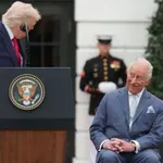 V čast kralju in kraljici: Trump odpravlja carine za viski