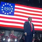 Sliko svojo ljubim: Trumpovo skrivnostno sporočilo in videz novega potnega lista povzročila vihar na omrežjih