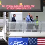 Nesramen Trump, »zaščitnik pedofilov«: Pokazal sredinec delavcu v tovarni (VIDEO)