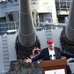 Trumpova nova, nora ideja: Ameriško mornarico želi poslati v misijo »spremljanja« ladij skozi Hormuško ožino!