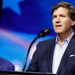 Tucker Carlson: Kaja Kallas neinformirana, infantilna in dekliško naivna, Donald Trump pa ZDA pelje v revolucijo