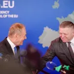 Rusofobni Tusk se je skušal posmehniti Rusom: Fico ga prekinil sredi stavka (VIDEO)