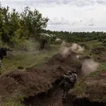 »Times« in »smrt s tisoč rezi«: Le 2000 ruskih vojakov sodeluje v preboju fronte pri Harkovu, je to past?