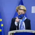 Pogodbe o covid cepivih: Evropska komisija ščiti svoje uradnike pred »teoretiki zarote«