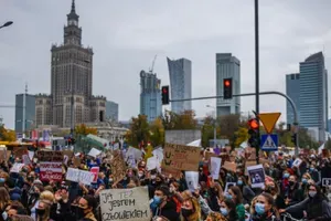 »To ni naša vojna!« V Varšavi demonstracije proti vmešavanju v vojno v Ukrajini