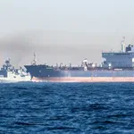 Putin izzval Starmerja: Ruska »senčna« tankerja skozi Rokavski preliv spremljala fregata, Britanci samo opazovali