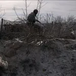 Ukrajinska vojska v katastrofalnem stanju: Prezebli in ranjeni med dežjem spijo v blatnih jarkih