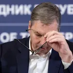 Zakaj zgodbo o »ostrostrelskih turistih« pogrevajo ravno zdaj?