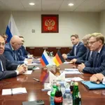 Nemški minister Wadephul na srečanju z Lavrovom v zadregi s tiskovnim blokom zakril poročilo o dogodkih v Buči