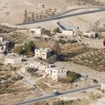 Izraelski naseljenec posnet, kako napada palestinskega kmeta (VIDEO)