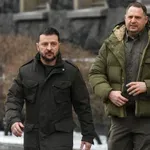 Zelenski za pogajanja z ZDA imenoval Jermaka, Medvedjev se mu je posmehnil: Od njega bi bil boljši samo oligarh Mindič