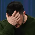 »Vladimir Zelenski – nekoč zlati idol medijev, popolna lutka globalistov in najkoristnejši adut Zahoda – je zdaj žrtvovan!«