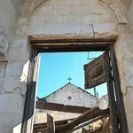 Odpusti jim, ker (ne) vedo, kaj počnejo? Izraelski vojak z macolo razbil kip Jezusa (VIDEO)