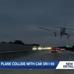 Letalo pade z neba in zadene avtomobil