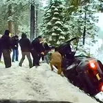 Avto je drsel proti nevarnosti – nato so posredovali mimoidoči