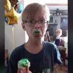 Dečku na rojstni dan odvzeli kosilo zaradi neplačanega dolga