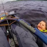 Šokanten posnetek: majhen deček sam sredi reke