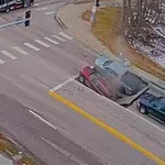 Stala sta na semaforju in cesta se je udrla pod njima