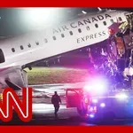 Letalo trčilo v gasilski tovornjak, 2 mrtva