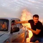 Avto po nesreči začne goreti