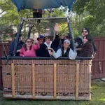 Ogromen balon na vroč zrak s 13 ljudmi pristal na dvorišču