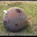 Morska mina sredi polja