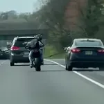 Avtomobilist in motorist se prepirata na cesti
