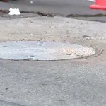 Ženska je umrla, ko je padla skozi odprt jašek
