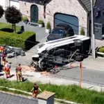 Vlak se zaleti v šolski avtobus