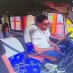 Voznik busa zaspi in se zaleti v policijsko postajo