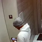 Rešil je psa, ki je visel iz dvigala