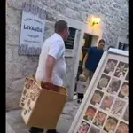 V Primoštenu je tip z leseno škatlo udaril po otroškem vozičku