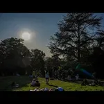 Parižani spali kar v parku