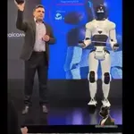Humanoidni robot se zruši na odru