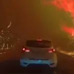 Grozljiv posnetek madžarske družine, ki je z avtom bežala pred požarom v Omišu