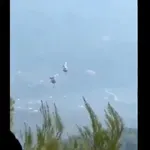 DANES strmoglavila dva helikopterja med gašenjem požara (video)
