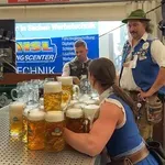 To je prava ženska. Nese 18 vrčev piva