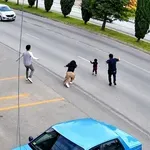 Deklica stekla naravnost pred avto, nato je delavec reagiral v delčku sekunde