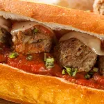 Szaftos, olasz húsgolyó rengeteg zöldfűszerrel: szendvicsbe is pakolhatod